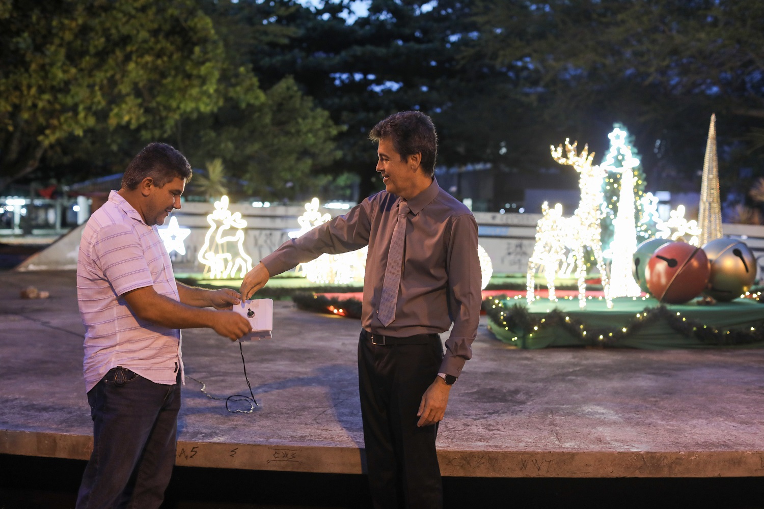 Momento simbólico em que iluminação natalina foi inaugurada (Foto: Brunna Martins/Ascom UFS)