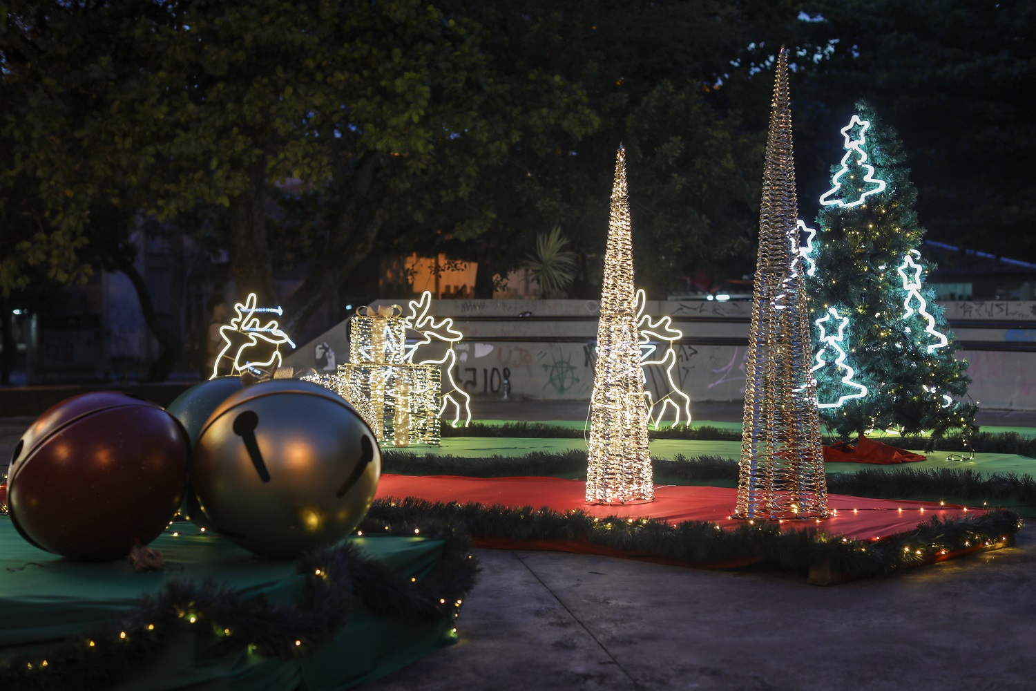 Iluminação natalina na Praça da Democracia (Foto: Brunna Martins/Ascom UFS)