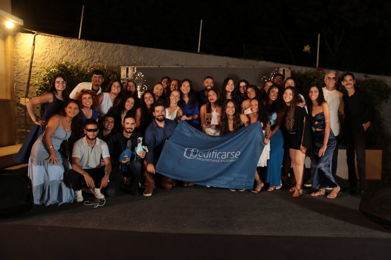 Carlos Henrique, de azul, ao lado da bandeira da Edificarse (Foto: SERJúnior/divulgação)