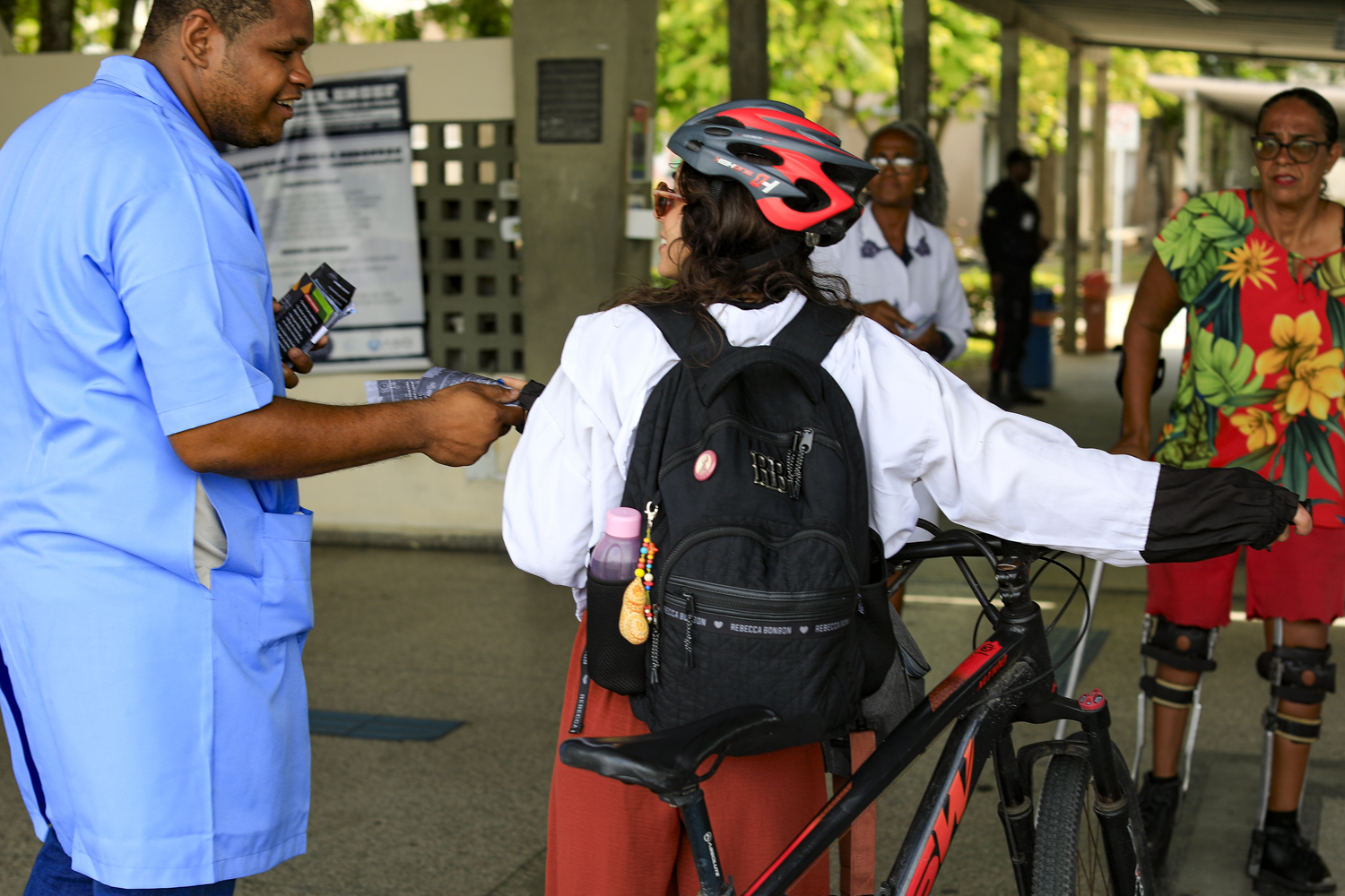 A ação contou com panfletagem nas entradas de pedestres e de veículos (Fotos: Adilson Andrade/Ascom UFS)