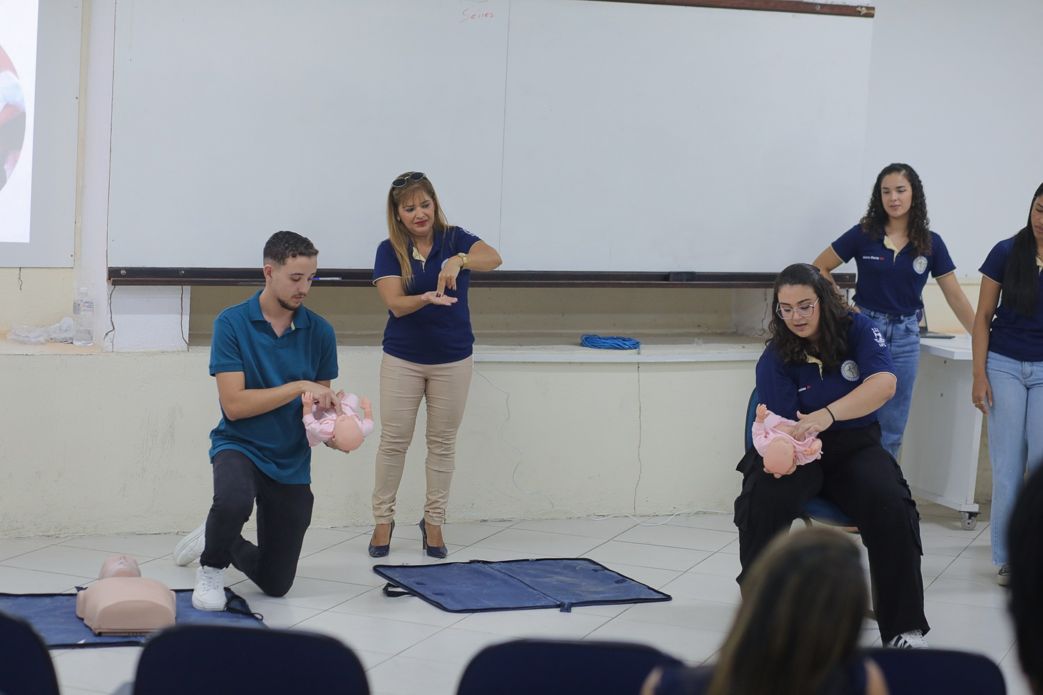 Curso ensinou aos discentes a maneira correta de agir em situações de emergência do dia-a-dia (Foto: Janaína Cavalcante/Ascom UFS)