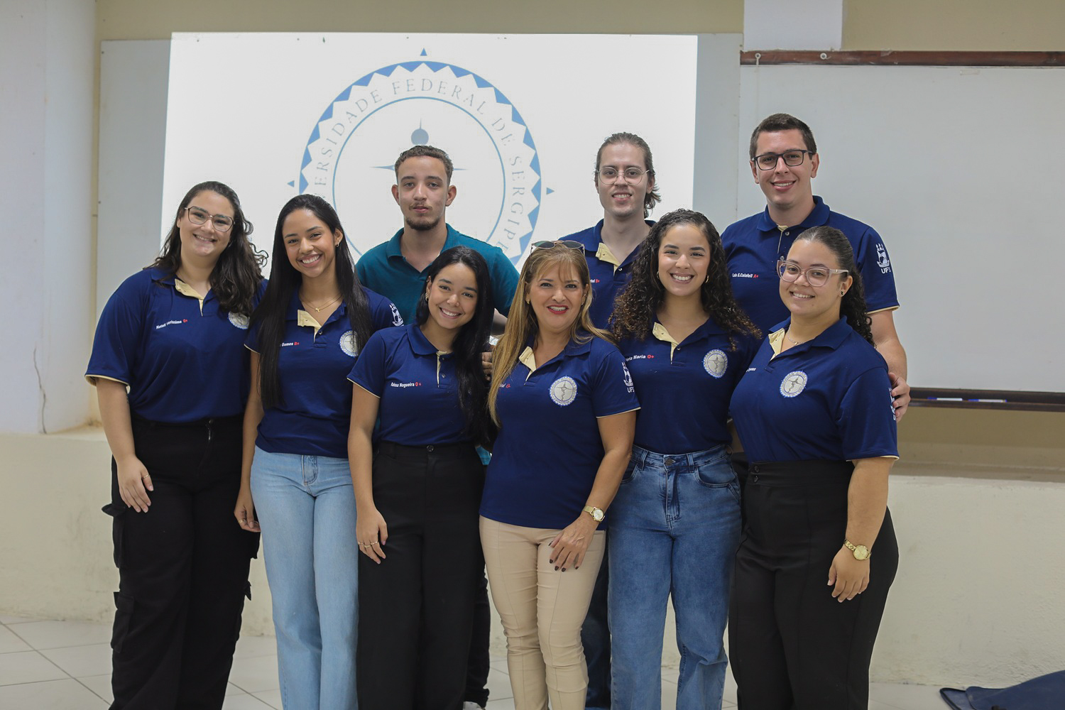 Professora Simone Cabral e estudantes do Projeto Capacite-SE (Foto: Janaína Cavalcante/Ascom UFS)