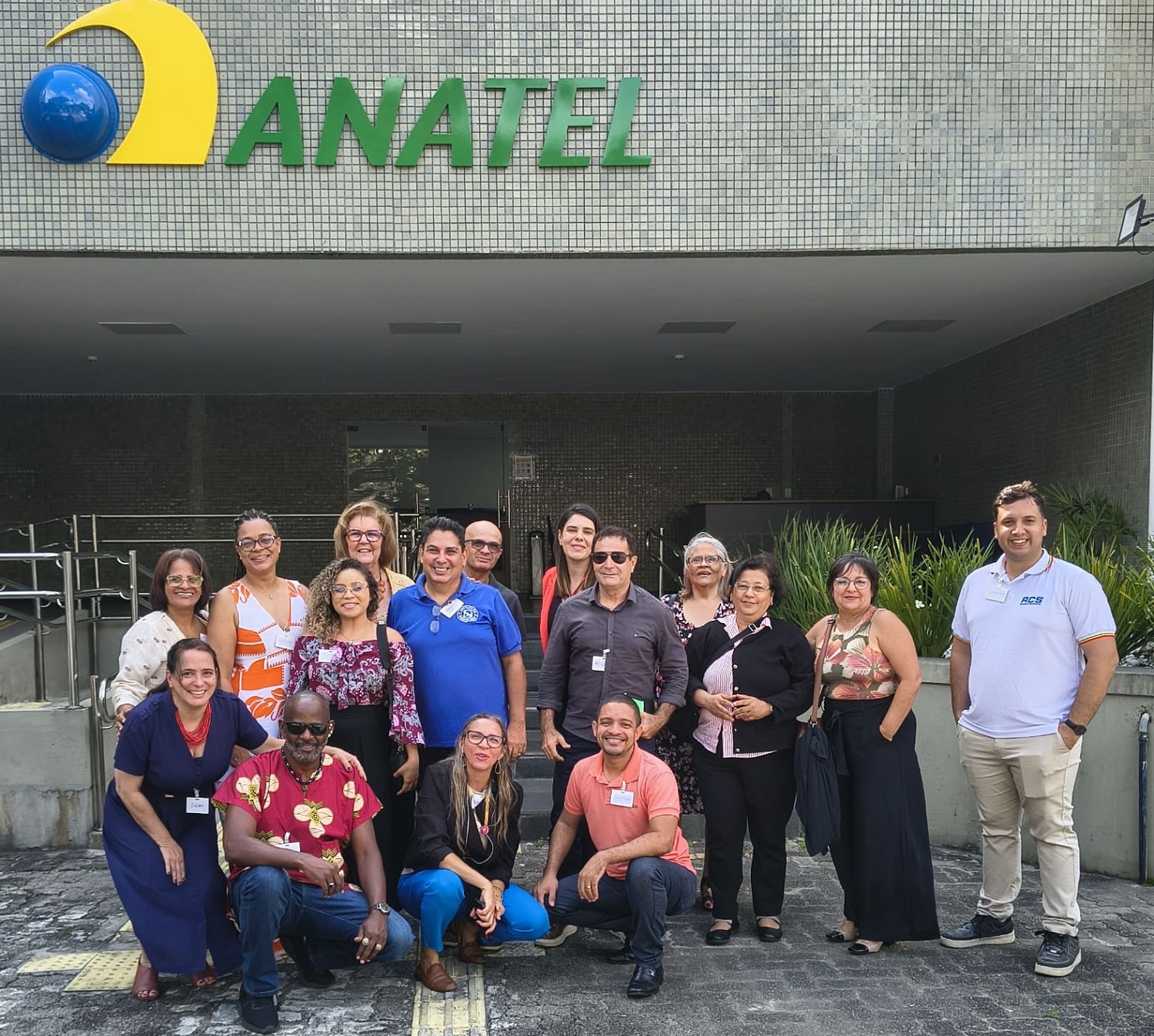 Neilson Menezes, ao centro, de camisa cinza escuro, com equipes do Nordeste na Anatel (Foto: arquivo pessoal)