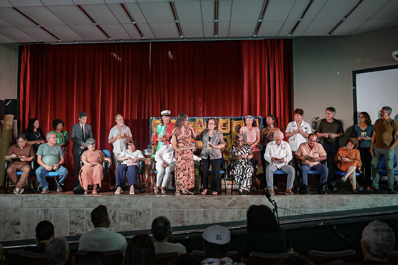 A reinterpretação tem no elenco estudantes do curso de Teatro e 12 artistas já atuantes na cena inicial (Foto: Elisa Lemos/Ascom UFS)