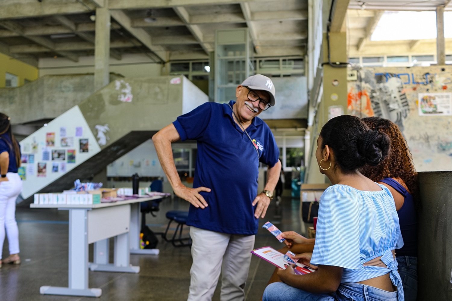 Almir Santana durante ação de conscientização com estudantes (Foto: Janaína Cavalcante/Ascom UFS)
