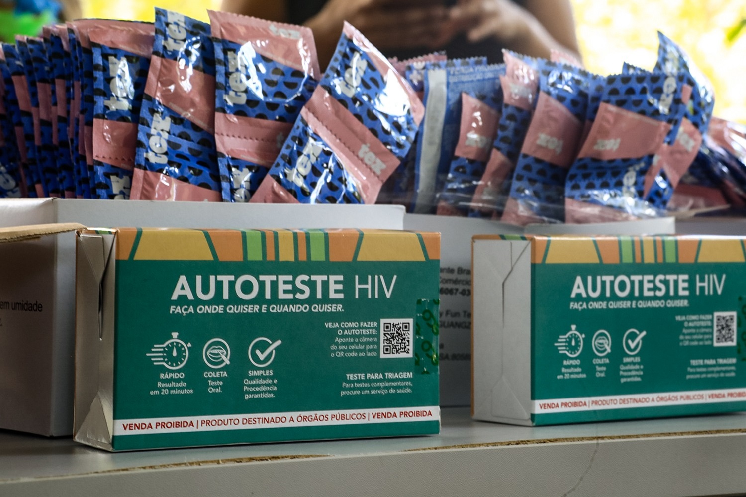 Camisinhas, gel lubrificante e auto teste de HIV foram distribuídos (Foto: Janaína Cavalcante/Ascom UFS)