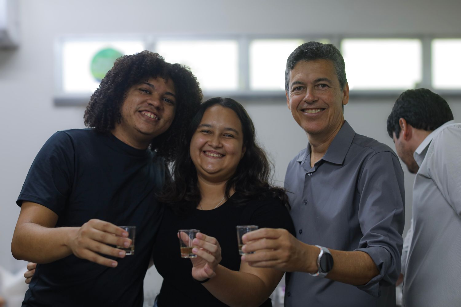Reitor com estudantes Eris Rodrigues e Raquel Costa (Foto: Elisa Lemos/Ascom UFS)