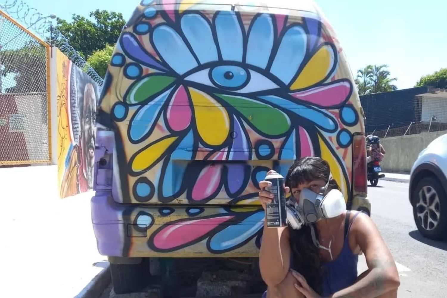 Juliana Vila Nova, conhecida como Buga, frente ao seu grafite