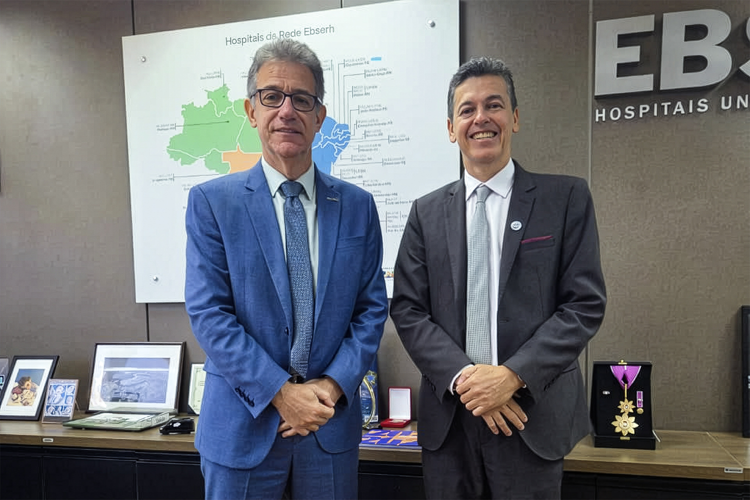 Reitor é recebido pelo diretor-presidente da EBSERH, Arthur Chioro