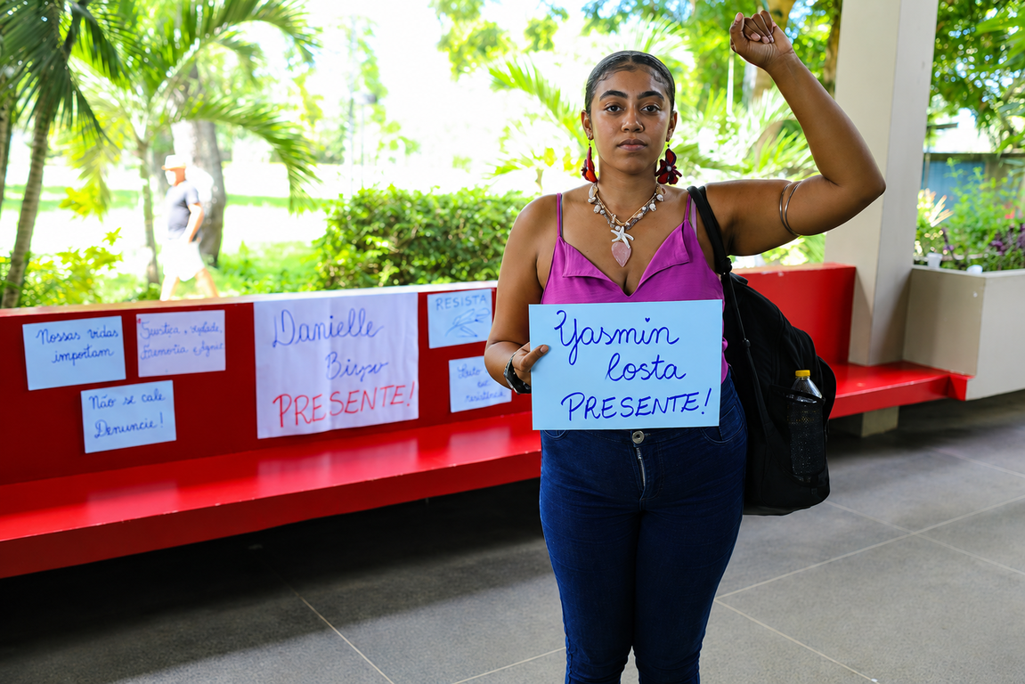 Na ação, Bruna homenageia Yasmin Costa, estudante de Filosofia da UFS que igualmente foi vítima de violência de gênero. (Foto: Adilson Andrade/Ascom UFS)