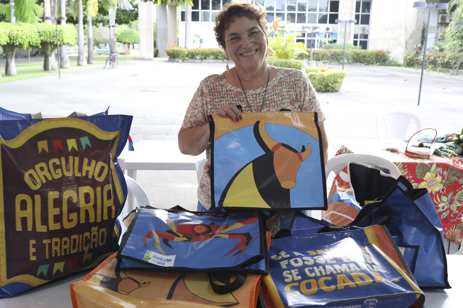 A artesã Márcia Carvalho. (Foto: Adilson Andrade/Ascom UFS)