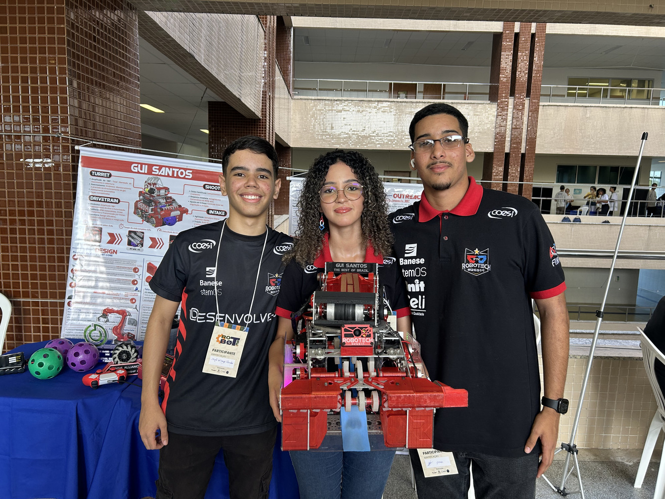 Alunos do Coesi com o robô Gui Santos. (Foto: Erisvaldo Rodrigues/Ascom UFS)