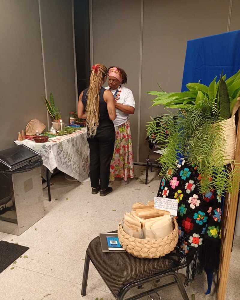 Sessão de benzimento. (Foto: divulgação)