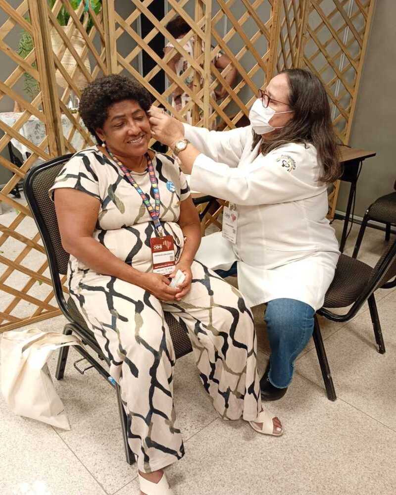 Sessão de auriculoterapia (Foto: divulgação)