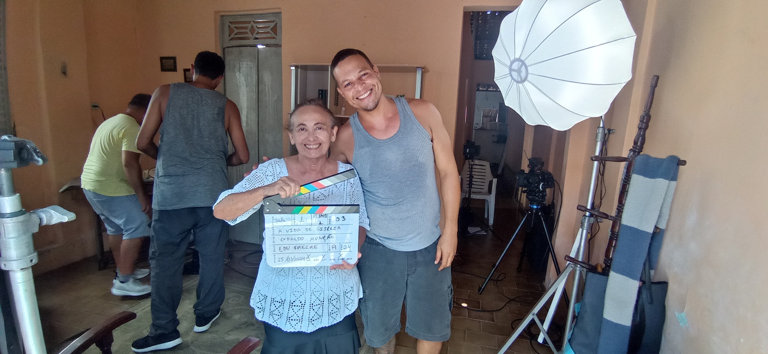 Eudaldo com a atriz Zezita Matos, que protagoniza o filme. (Foto: Memorabilia Filmes)
