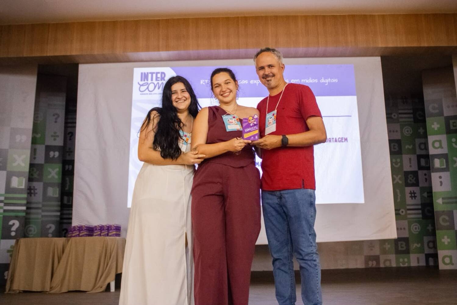 Gabrielle Lima e Maria Eduarda Gomes representando a equipe das Taieiras. (Foto: Intercom Nordeste)