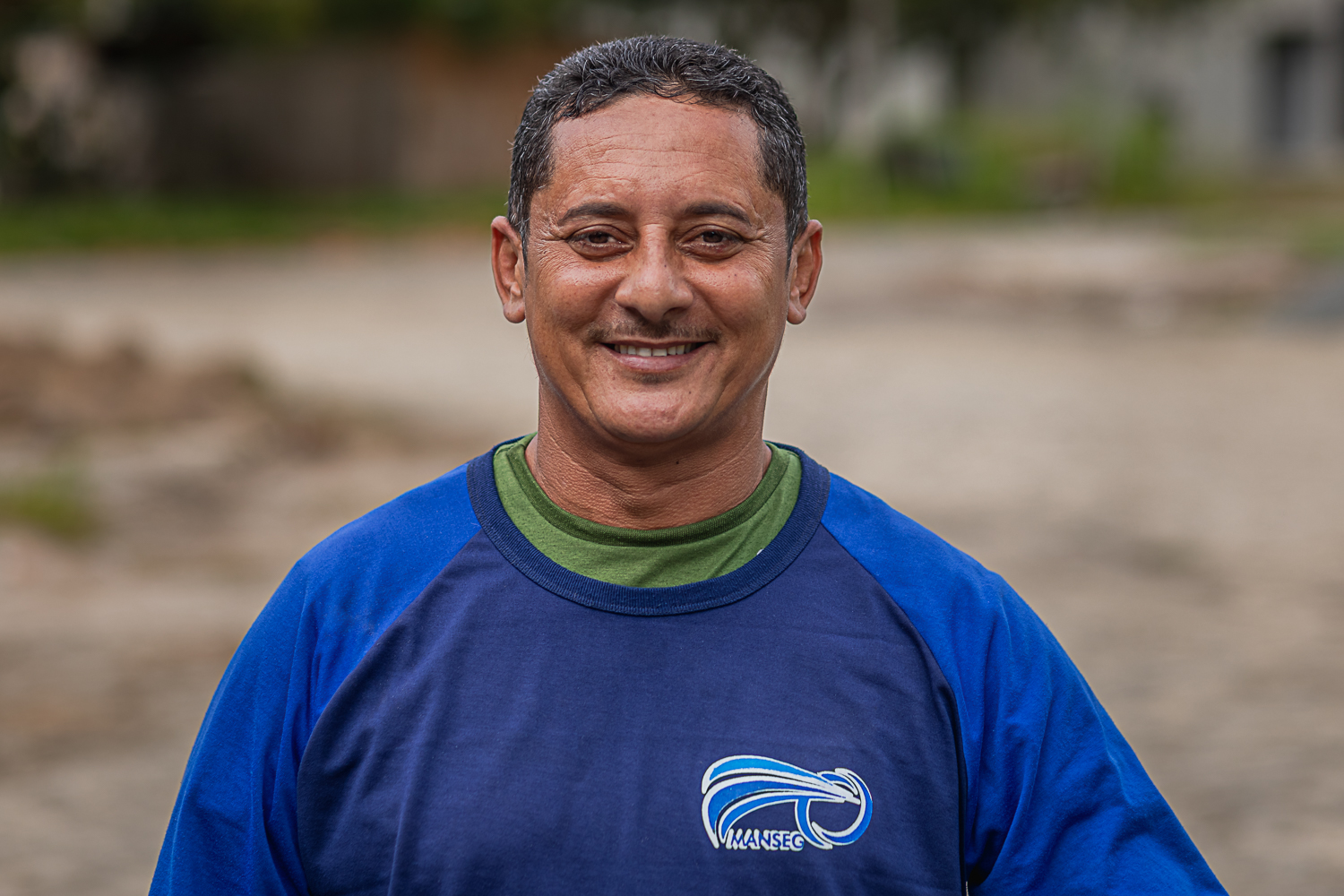 Tony Wesley Costa, tratador dos animais comunitários na UFS (Foto: Jackson Bandeira/Ascom UFS)