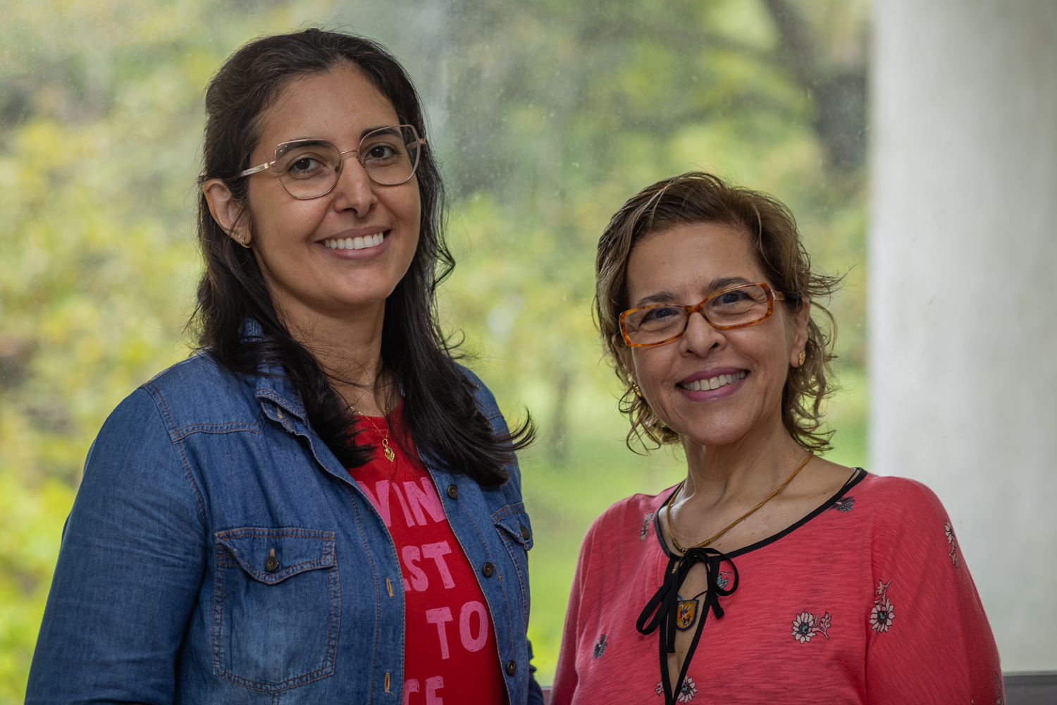 A esquerda está Danielle Andrade, coordenadora da CAEFI e a direita, a Pró-reitora Fernanda Espiridião (Foto: Jackaon Bandeira/ Ascom UFS)