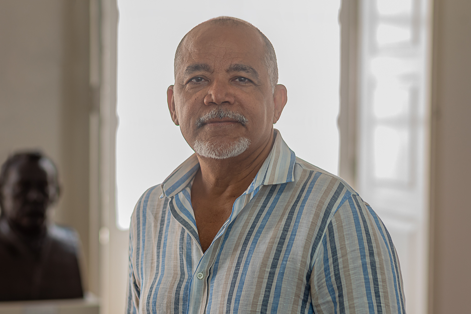 Curador Edmilson Menezes, que explicou sobre a história dos itens expostos (Foto: Jackson Bandeira/Ascom UFS)