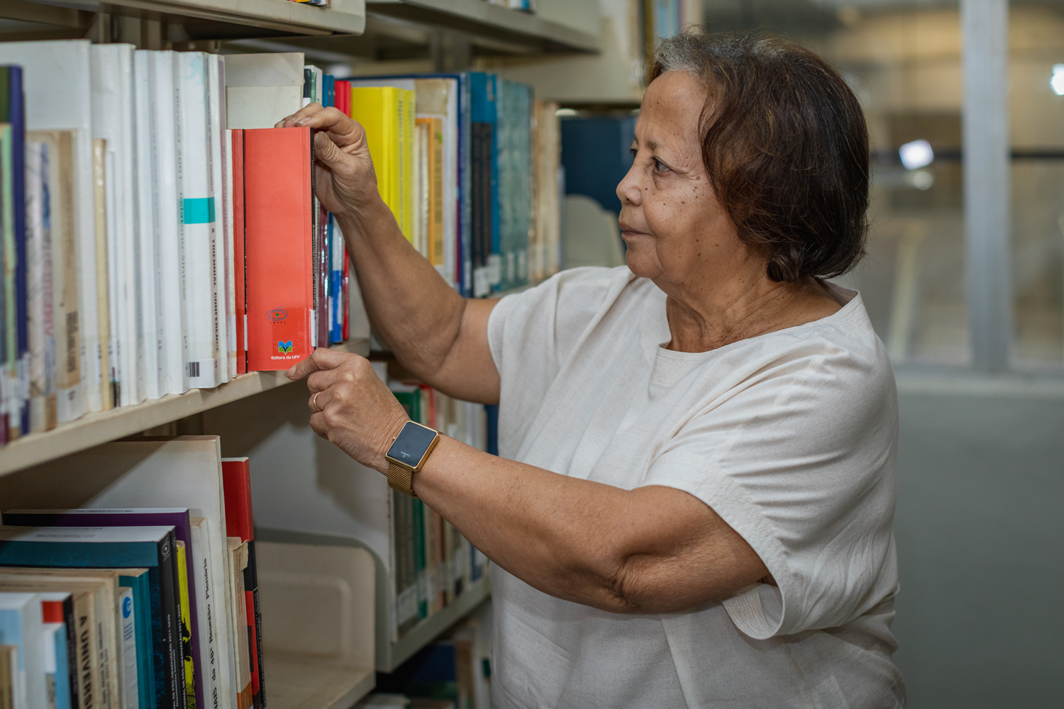 Alaine Maria Barros de Almeida Assis, bibliotecária-documentalista com 51 anos de dedicação à UFS (Foto: Jackson Bandeira/Ascom UFS)
