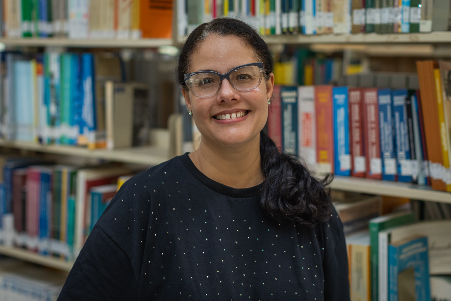 Cristina Carvalho, chefe da Divisão de Processos Técnicos (Foto: Jackson Bandeira/Ascom UFS)