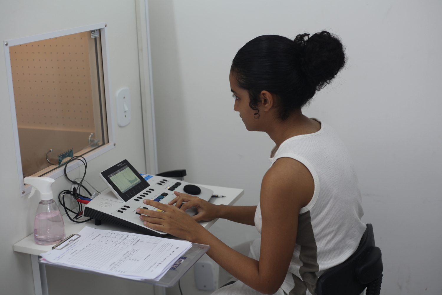 Na utilização do audiômetro, o paciente fica no interior da cabine. Foto: Ana Laura Farias/ Campus Lagarto