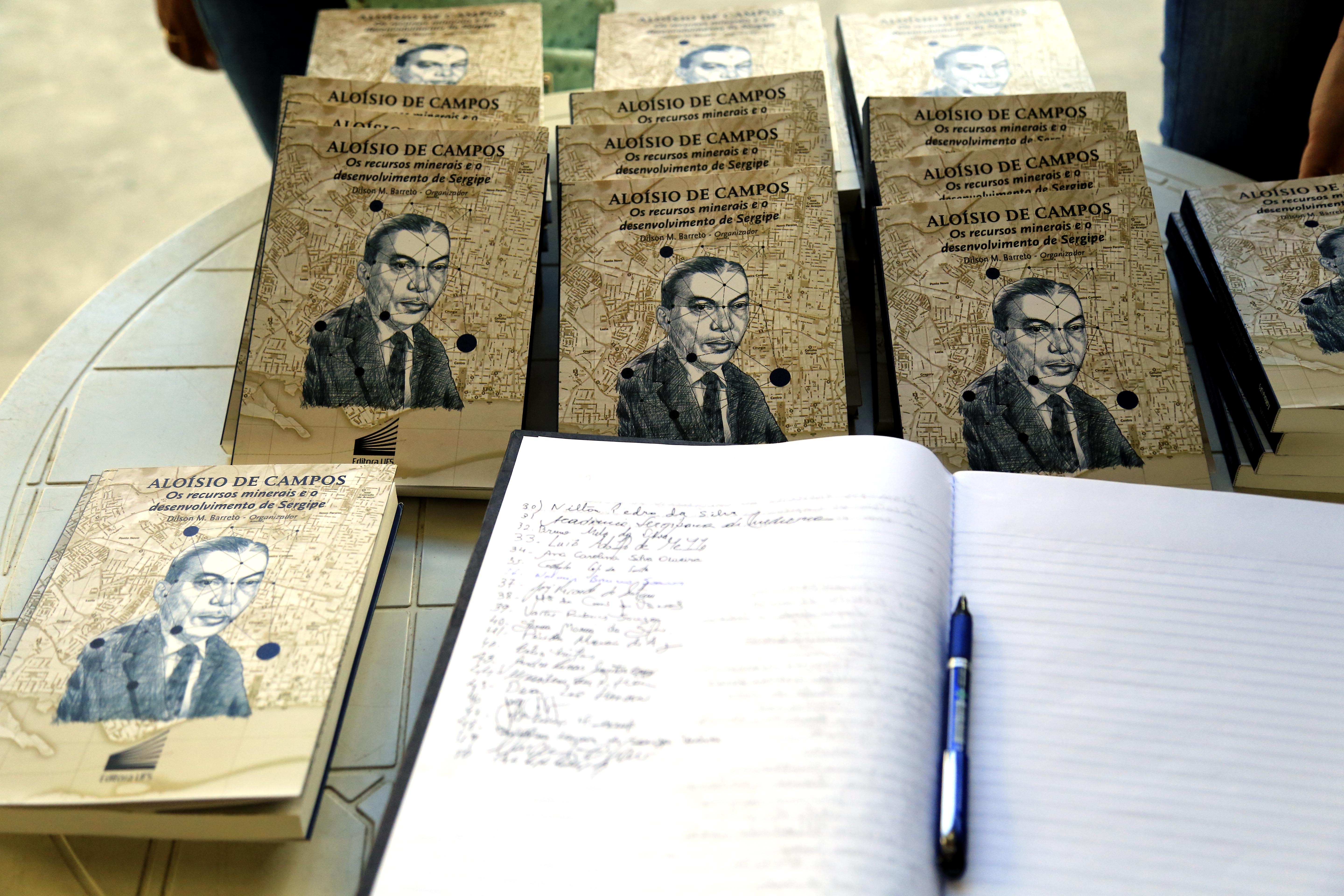 Livro foi publicado pela Editora UFS e distribuído entre os presentes