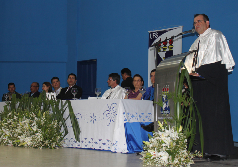 Angelo Antoniolli realiza discurso para a comunidade universitária.