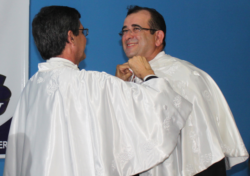 Ex-reitor Josué veste a samarra em Angelo, um dos símbolos do cargo.