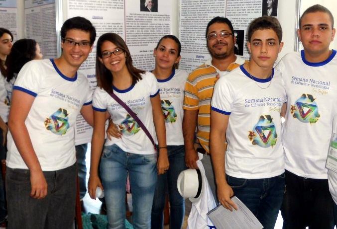 Da esq. para dir.: Victor, Fernanda, Marília, professor Saulo, Pablo e Lucas. *