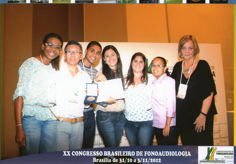 Prof. Carlos, Dóris Lewis, da SBFa, e estudantes. (foto: divulgação)