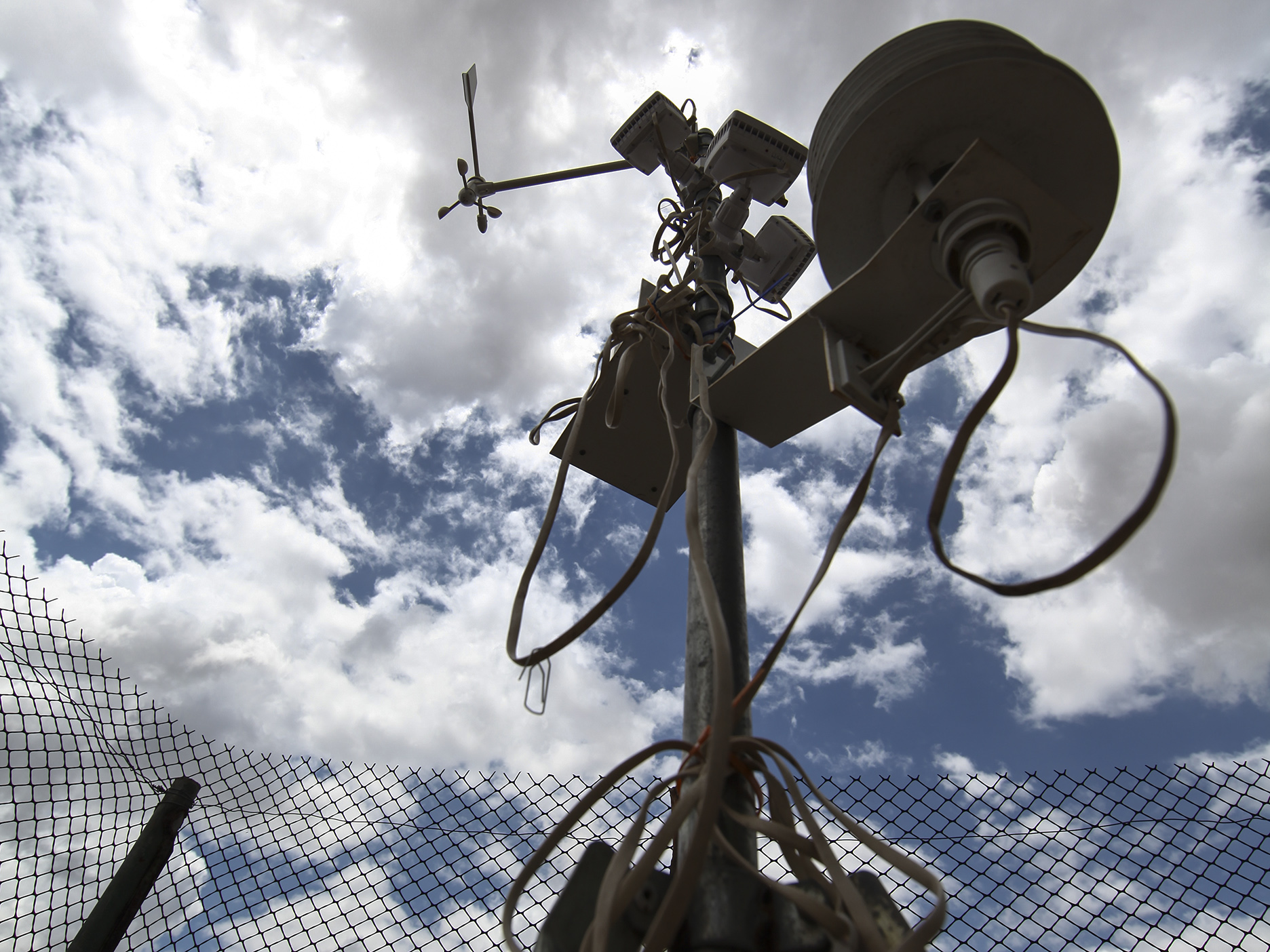 Estação meteorológica leva informação via rádio atualizada a cada cinco minutos.
