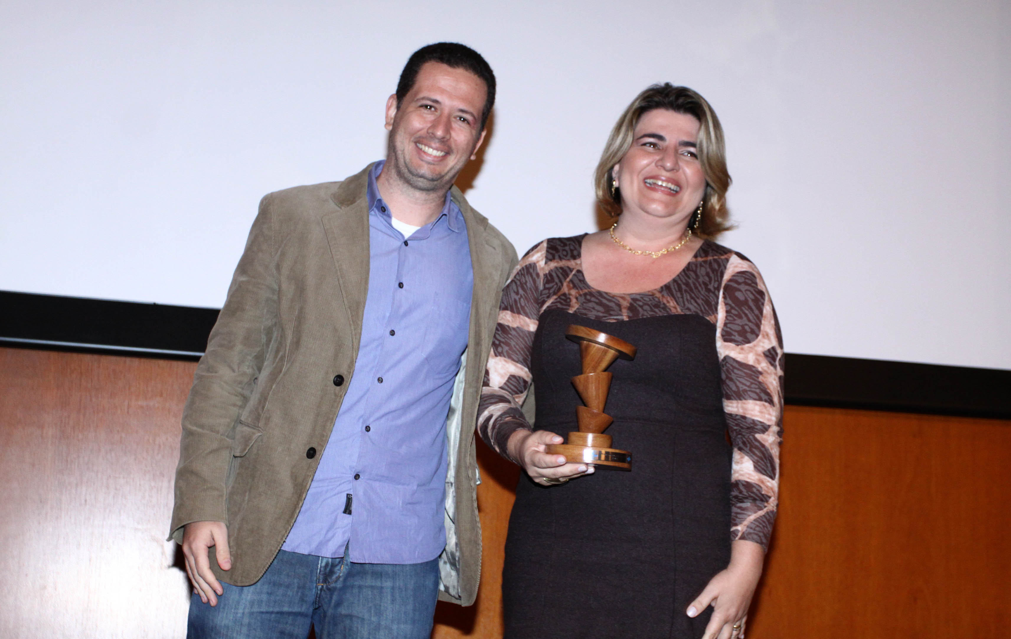 Juliana recebe prêmio na categoria Radiojornalismo (foto: Charles Damasceno/ASN)