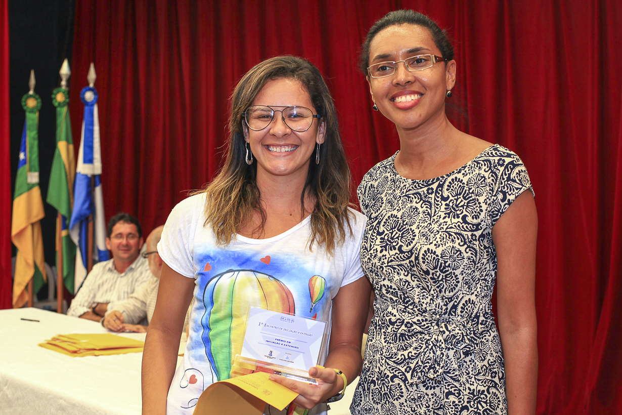 Rayane Mara Batista (à esquerda) foi premiada pela Pró-Reitoria de Extensão