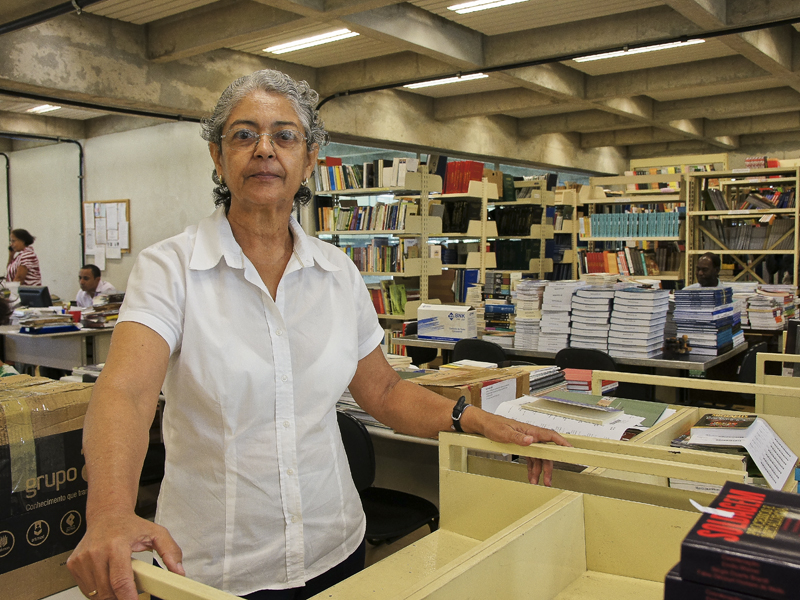 A diretora da Bicen, Rosa Vieira Gomes, mostra parte ddos livros adquiridos