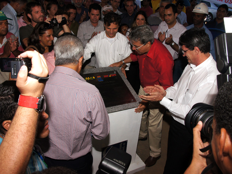 Governador Marcelo Déda (vermelho) participou do lançamento da pedra