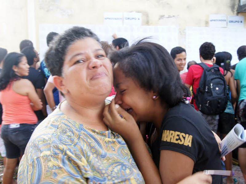 Estéfane chora ao receber resultado de aprovação