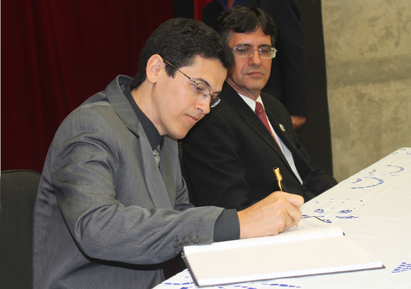 André Maurício assina a ata de posse. (fotos: Schirlene Reis/AscomUFS)