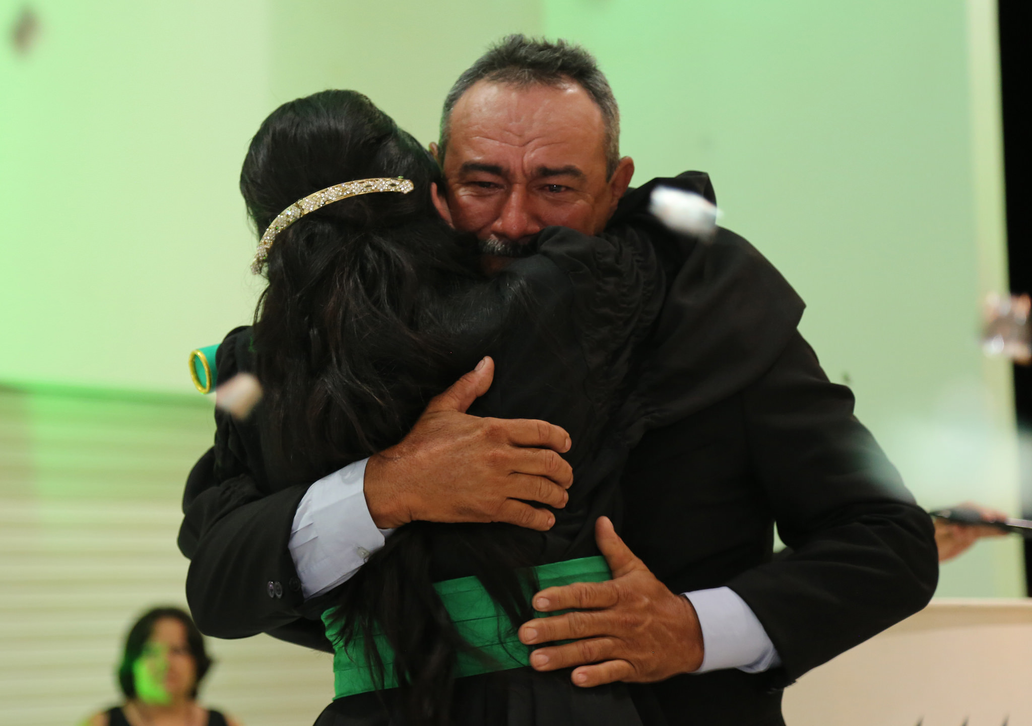 Familiares vibram e se emocionam com a conquista (Foto: Schirlene Reis)