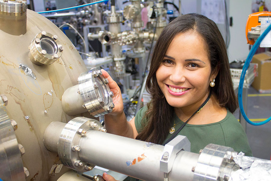 "Aluna lança luz sobre nanomateriais"