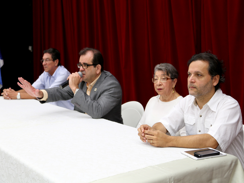 "Servidores altamente qualificados", diz reitor