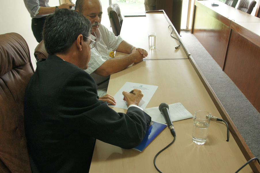 Reitor assina ordens de serviços. (fotos: Adilson Andrade-GR)