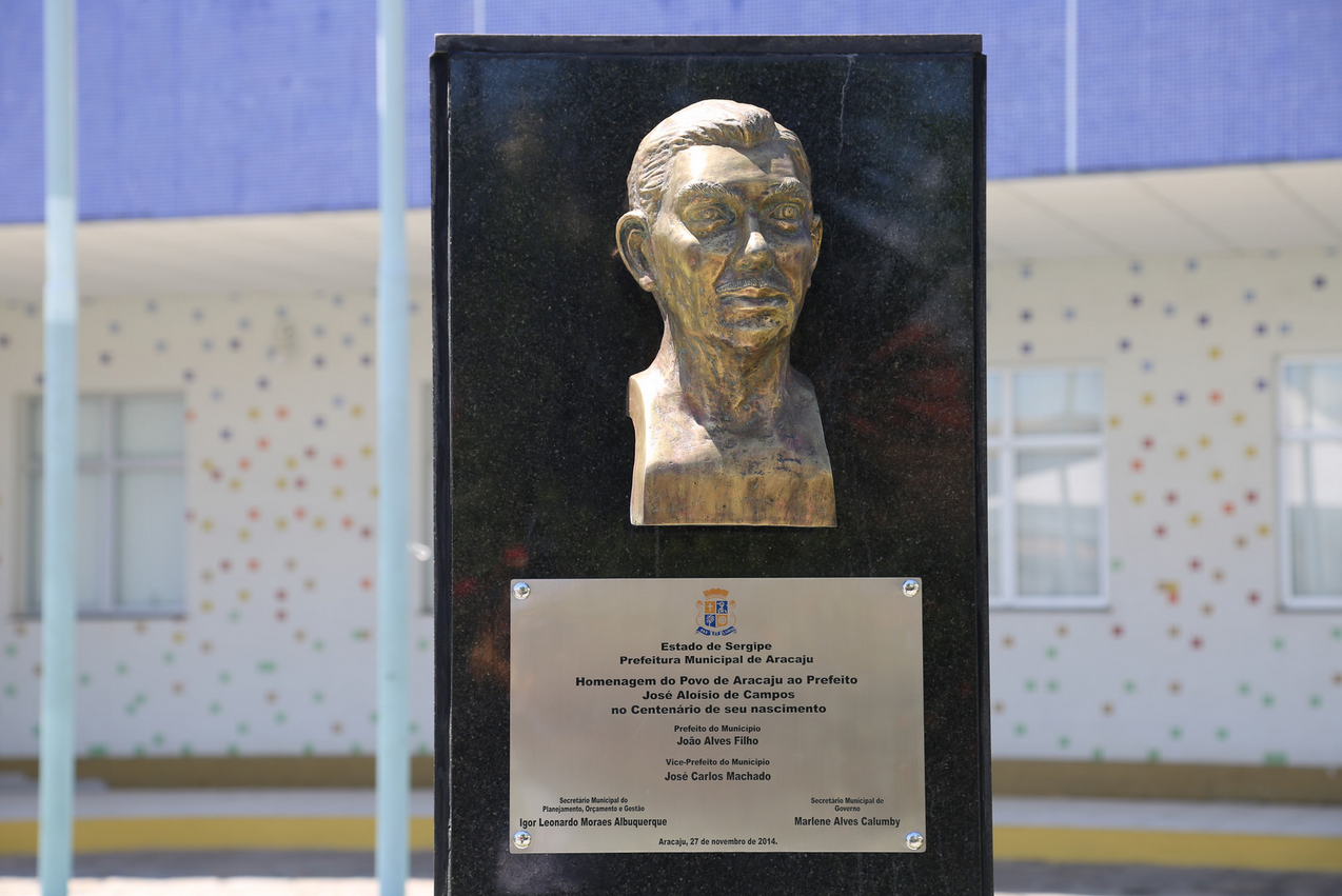 Prefeitura de Aracaju inaugurou busto em homenagem ao ex-reitor e ex-prefeito