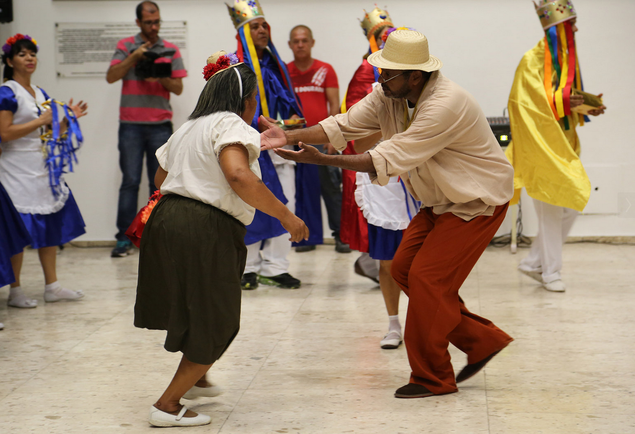 Antes da mesa, houve apresentação do grupo folclório Guerreiro