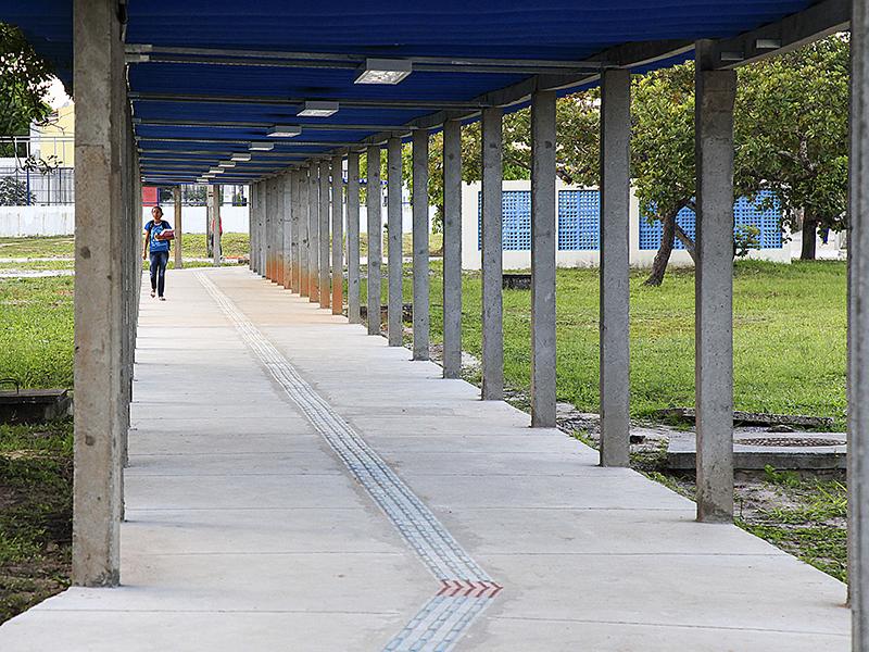 Passarelas facilitam locomoção dos estudantes
