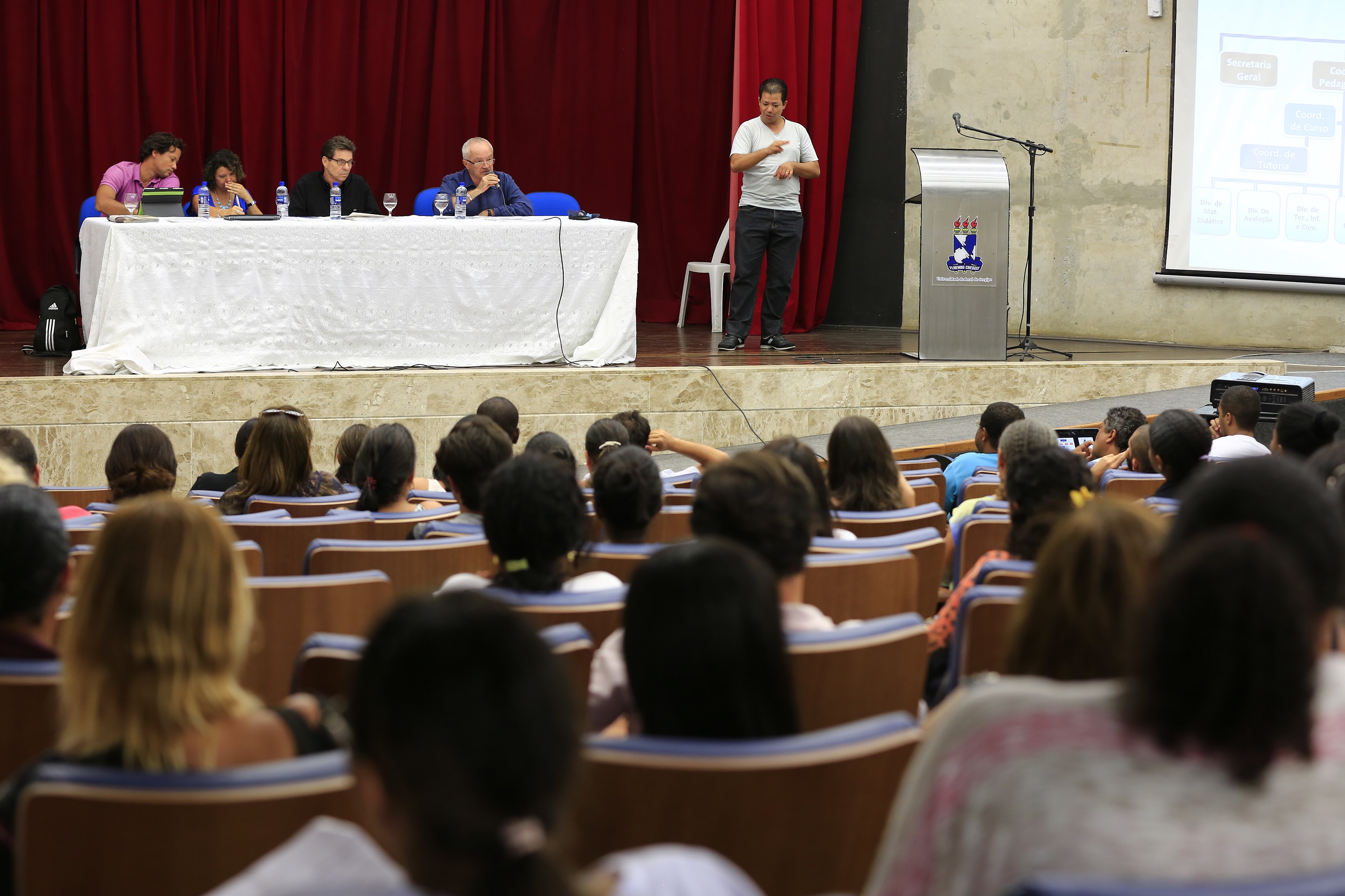 Debate promove discussões sobre as Diretrizes Curriculares Nacionais.