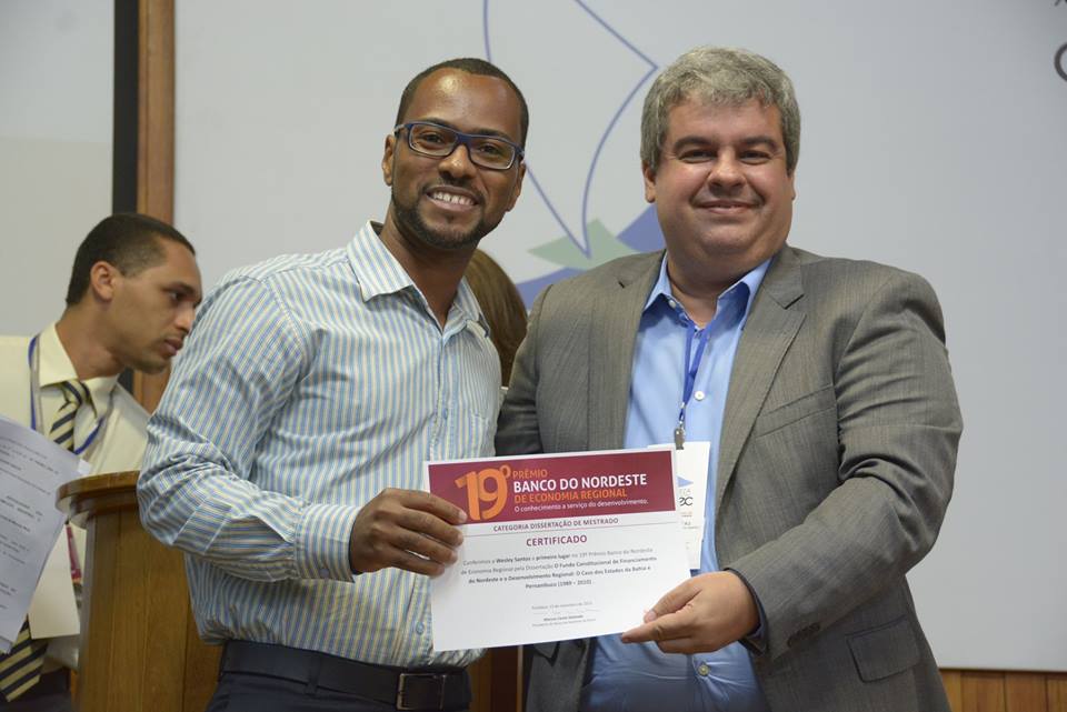 Wesley Santos (esq.) recebe o 19º Prêmio BNB de Economia Regional.