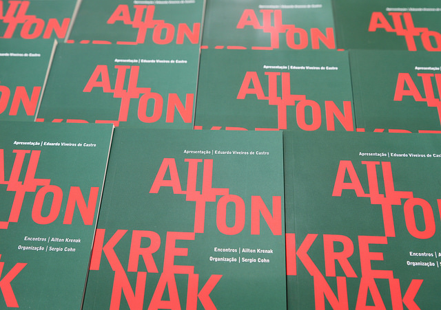 O livro Ailton Krenak foi lançado no evento