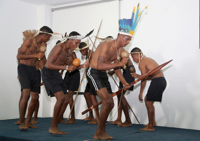 Índios xokó apresentam toré
