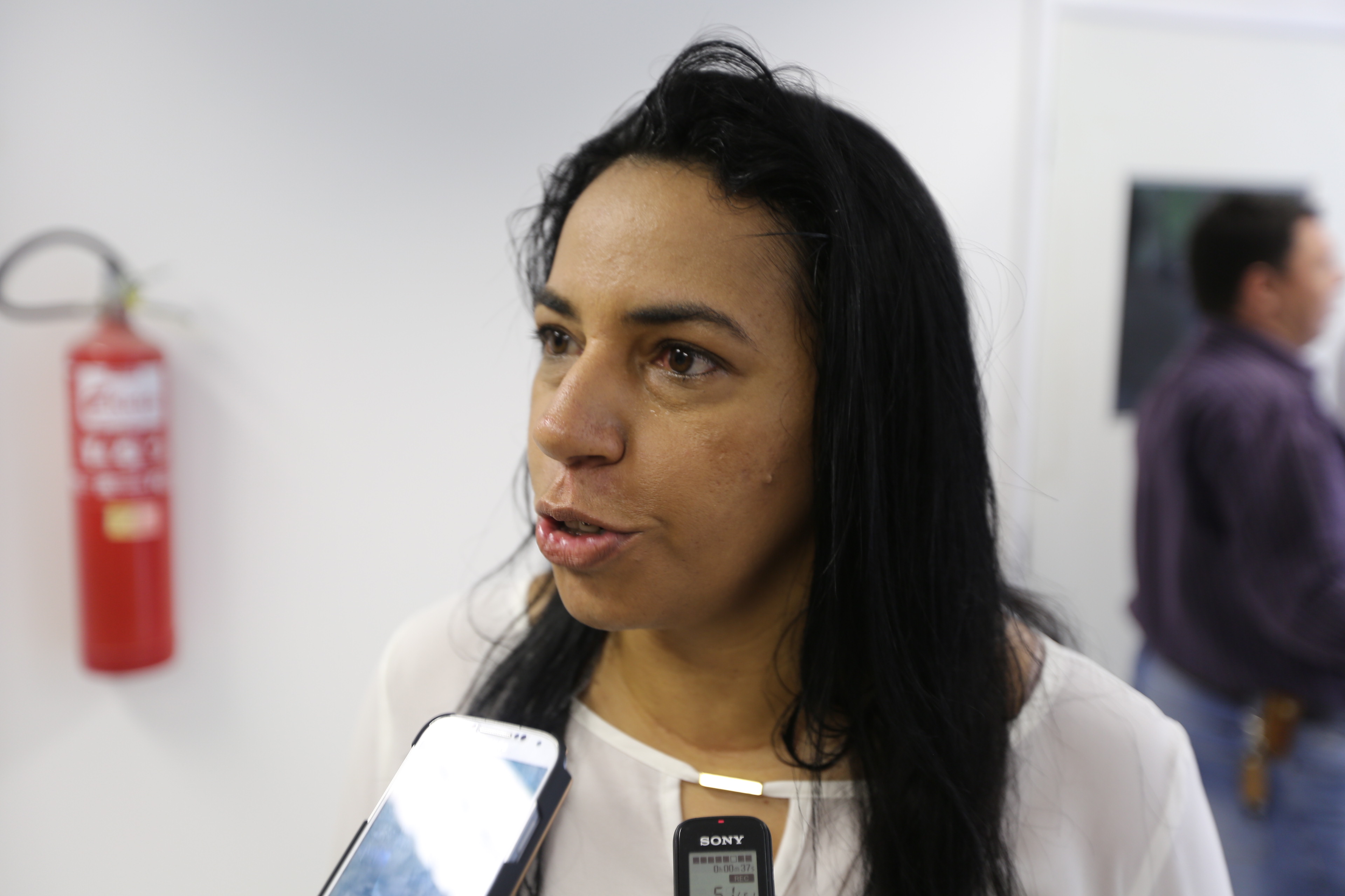 A diretora do hospital, Jamile Prado, espera iniciar o atendimento em breve 